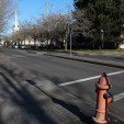 威廉北路在和Graham街交口处，设有中央隔离带。所以车辆不能沿Graham街直行，而且，威廉北路的人行道铺装是连续的。红色的消防栓为冬天有些灰白的街景增添了一点色彩。此外，小教堂高耸的坡屋顶以及粉色的墙壁也是街道景观的另一个亮点。（从场地东北角向北看）【注：尽管有中央分割带，但威廉北路其实是向北的单行路，而温哥华路是向南的单行路，密路网加大量单行，刚来开车会很不适应。】